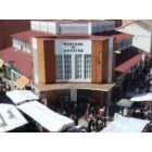 Vista de la plaza de abastos durante la celebración del mercado semanal de La Bañeza.