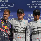 Nico Rosberg, escoltado por Lewis Hamilton (derecha) y Sebastian Vettel (izquierda).