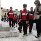 Un grupo de niños y niñas realiza la prueba de caminar con el sentido de la vista anulado.