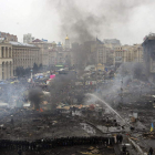 Vista general de la plaza de la Independencia de Kiev, ayer, durante los enfrentamientos.