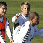 Cristiano Ronaldo, Fabio Coentrao y Pepe, durante el entrenamiento de ayer en Valdebebas.