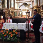 El alcalde lee la tradicional ofrenda a Santa Marta. c.n.