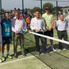 El alcalde de Cuadros inaugura la nueva pista de pádel. PLANILLO