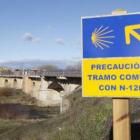 Señalización del Camino de Santiago a su paso por el Puente Villarente.