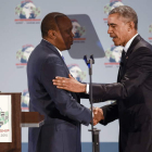 El presidente de Kenia, Kenyatta, estrecha la mano de su homólogo de EE UU, Obama.