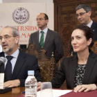 Daniel Hernández Ruiperez junto a Josefa García Cirac suscriben el convenio de colaboración para el Máster.