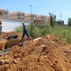 Los alumnos del taller de empleo ultiman las mejoras en el acuartelamiento. A. VALENCIA