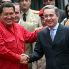 Saludo amistoso entre Álvaro Uribe y su homólogo venezolano Hugo Chávez