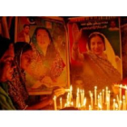 Simpatizantes de Bhutto encienden unas velas para celebrar el aniversario de su nacimiento