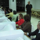 Una clase de informática en una fotografía de archivo del Aula de la Uned de La Bañeza
