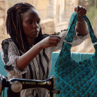 Una mujer muestra el bolso confeccionado en el taller Mrembo Africa. EDURNE MORILLO