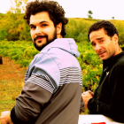 Bruno Arias y Nacho León,durante lavendimia enuna de las viñas que tienen en Valtuille de Abajo.