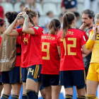 Las jugadoras de la selección española lamentan su eliminación del Mundial. JUAN CARLOS CÁRDENAS