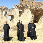 Los monjes benedictinos volvieron a pisar el monasterio leonés de San Pedro de Eslonza, actualmente en ruinas.