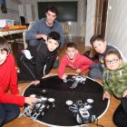 Los alumnos del colegio Virgen del Camino prueban con su profesor, Jorge Pérez, los robots que han construido.