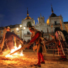 Tras el desfile que partió de la zona comercial de La Herrería, uno de los actos más llamativos fue la hoguera del muñeco de paja en la plaza del Ayuntamiento. ANA F. BARREDO