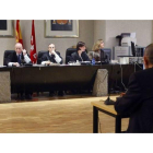 Fotografía de archivo (21/04/2014), en la que aparece la magistrada María Tardón (mesa-i), durante la primera jornada del juicio en el Tribunal Supremo de Justicia de Madrid contra el magistrado Elpidio Silva.