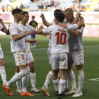 Jugadores de la Cultural celebran un gol durante el partido ante el Talavera. FERNANDO OTERO