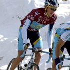 Contador, líder de la vuelta, pedalea ayer entre la nieve