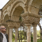 El historiador leonés Gerardo Boto junto al claustro románico que decora una piscina en la finca Mas del Vent, cercana a Palamós, colocado allí en 1958.
