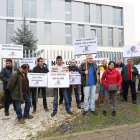Concentración de los trabajadores de Tragsa, ayer, en apoyo a los encerrados en Valladolid.