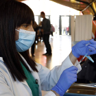 Una enfermera prepara una vacuna en el Palacio de Exposiciones de León. MARCIANO PÉREZ