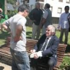 El premio Cervantes Antonio Gamoneda firma uno de sus ejemplares a un seguidor de su obra