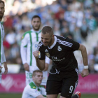 Benzema celebra el primer gol del Real Madrid, ayer, frente al Córdoba.