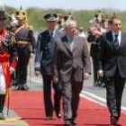 Zapatero pasa revista a las tropas tras llegar a Argentina, junto al vicecanciller Jorge Taiana