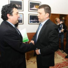 José Luis Ramón saluda ayer a Riesco (centro) al ser recibido en visita oficial al Ayuntamiento.