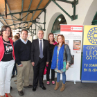 Los representantes de León Gótico y Cruz Roja, junto a las concejalas del Ayuntamiento.