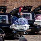 Los ataúdes cubiertos de hortensias de los niños fallecidos.