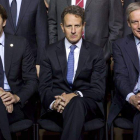 El ministro francés de Finanzas, Francois Baroin; el secretario del Tesoro de Estados Unidos, Timothy Geithner y el gobernador del banco central francés, Christian Noyer, posan para la fotografía de familia de los asistentes a la reunión de los ministros