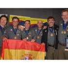 Rubén, Tejedor, Molleda, Prada, el delegado Vert e Isaí Ferreras con sus trofeos mundialistas. DL