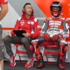 Jorge Lorenzo, en su box, después de decidir, tras dar dos vueltas con su Ducati a Motegi, que causará baja en el gran premio del domingo.