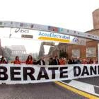 Un grupo de personas pide la libertad para Daniele durante una manifestación en Roma