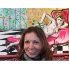 La artista Isabel Lorena Oms posa delante de una de sus obras.