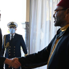 Sánchez saluda a Mohamed VI de Marruecos a su llegada a la reunión celebrada en Rabat. MONCLOA