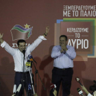 Alexis Tsipras saluda a sus seguidores tras conocer su victoria en los comicios.