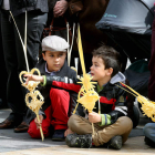 Un grupo de niños aguarda el inicio de una procesión del Domingo de Ramos en la capital. MARCIANO PÉREZ