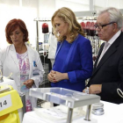 Cristina Cifuentes, presidenta de la Comunidad de Madrid, durante la visita que ha realizado a la sede del Centro de Transfusión de Sangre de Madrid.