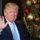 Trump saluda a la prensa tras reunirse con el cofundador del grupo Carlyle, en Mar-a-Lago, en Palm Beach (Florida), el 28 de diciembre.