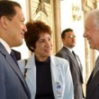 El presidente venezolano Hugo Chávez conversa con Jimmy Carter con la ayuda de una traductora