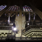 Una perspectiva de parte de los tubos del órgano de la Catedral de León con las vidrieras al fondo en término superior. RAMIRO