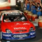 Loeb pasa con su coche por un ritual tradicional de Japón antes del inicio del rally