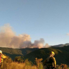 Las brigadas de extinción en los montes efectados por las llamas, en Trabadelo. @BRIFTABUYO