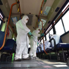 Sanitarios surcoreanos desinfectan un autobús ante la amenaza del virus MERS.