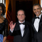 François Hollande, flanqueado por Barack y Michelle Obama, antes de la cena de gala en la Casa Blanca.