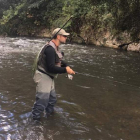 José Manuel Juan Cifuentes en una jornada de pesca en los ríos leoneses. DL