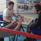 Jonatan Rodríguez disputa una partida de ajedrez en el gimnasio de Alfredo Arrojo para prepara la pelea en la modalidad de chess-boxing.